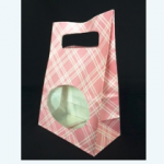 既存の紙袋に持ち手の穴が開きました。